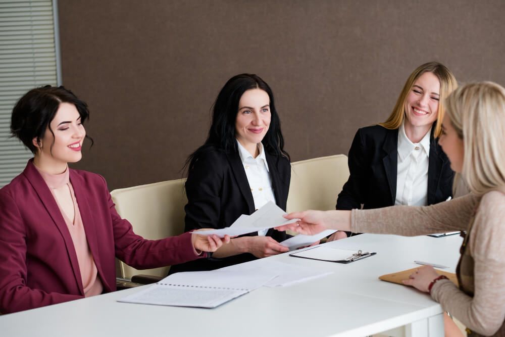 job-hiring-women-from-hr-team-smiling-to-a-young-work-applicant-successful-recruitment-interview (1) RH ; prioridades do RH