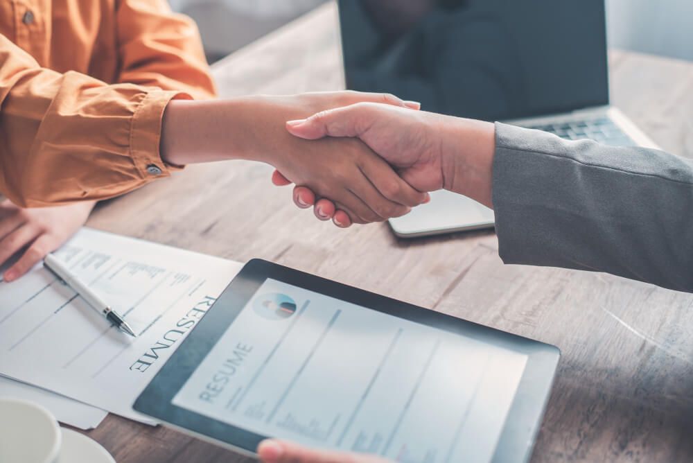 hr-managers-join-hands-with-job-applicants-accept-proposals-and-agree-to-work-together-in-the-company (1) candidate experience